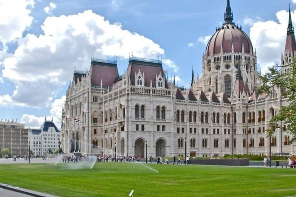 Nice And Cozy Apartment Next To The Parliament Budapest Bagian luar foto