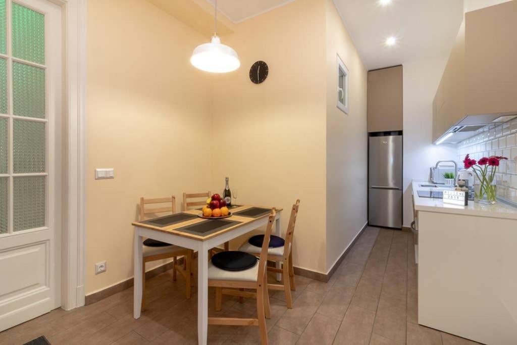 Nice And Cozy Apartment Next To The Parliament Budapest Bagian luar foto